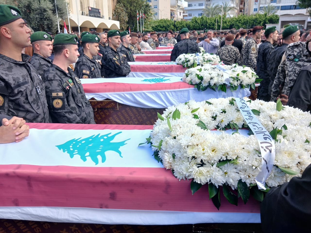 بالصور- صيدا تودّع شهداء أمن الدولة الـ13